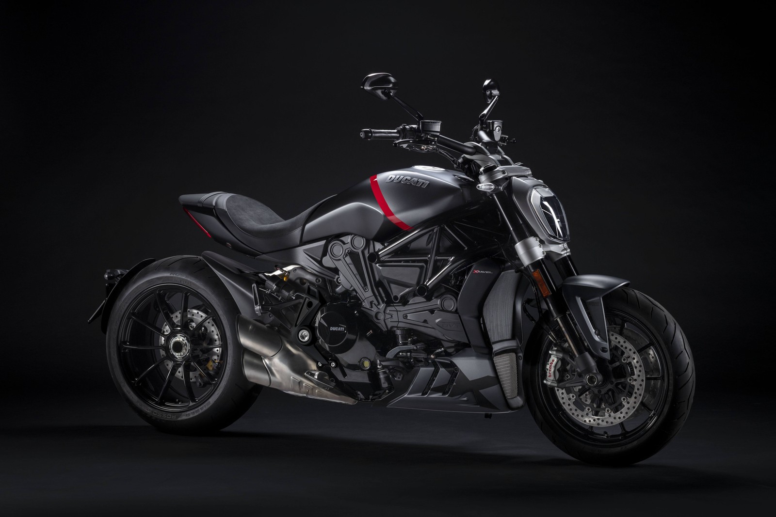 Un primer plano de una motocicleta estacionada en una habitación oscura (ducati xdiavel black star, 5k, 2021, fondo oscuro, oscuro negro)