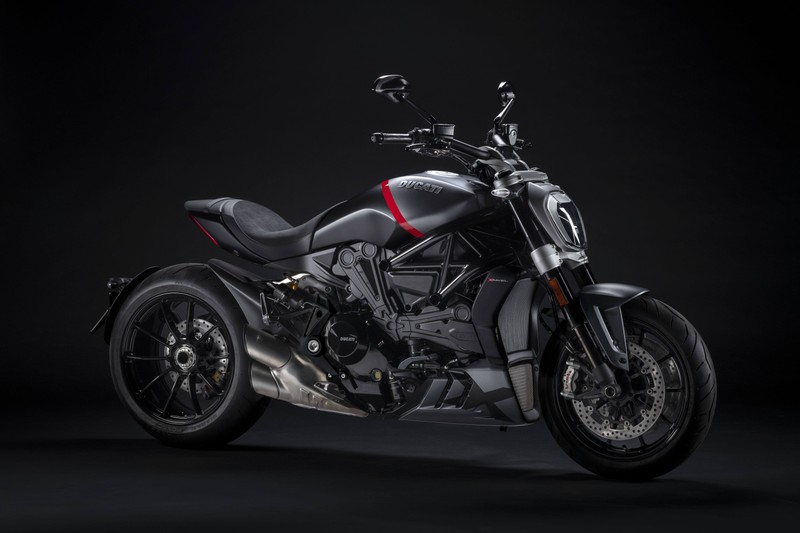 Крупный план мотоцикла, припаркованного в темной комнате (ducati xdiavel black star, 5k, 2021, тёмный фон, черный темный)