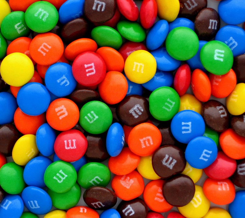 Приближенный план кучи m&m's с буквами m и m на них (конфета, шоколад)