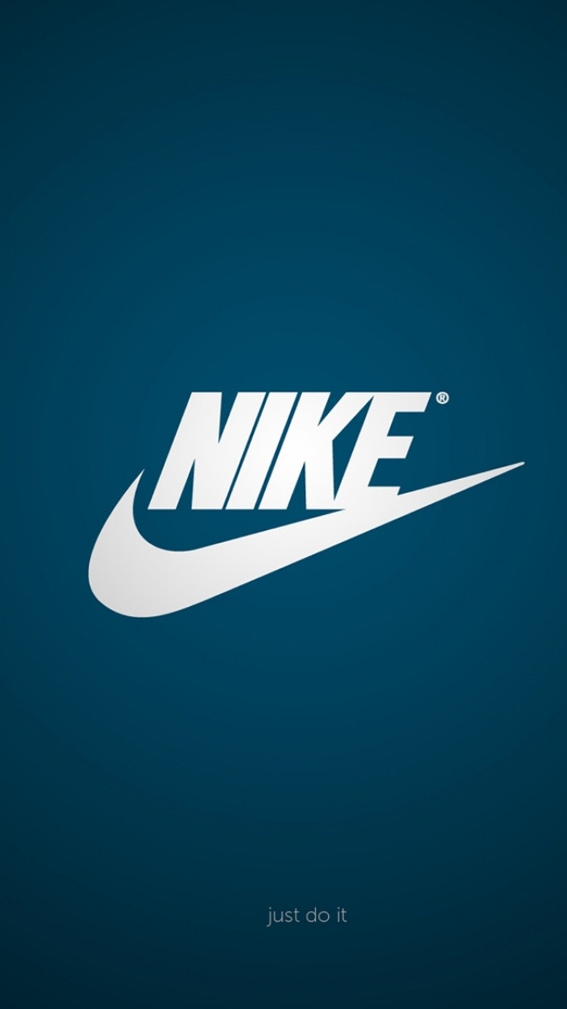 Крупный план белого логотипа nike на синем фоне (бренд, логотип, nike)