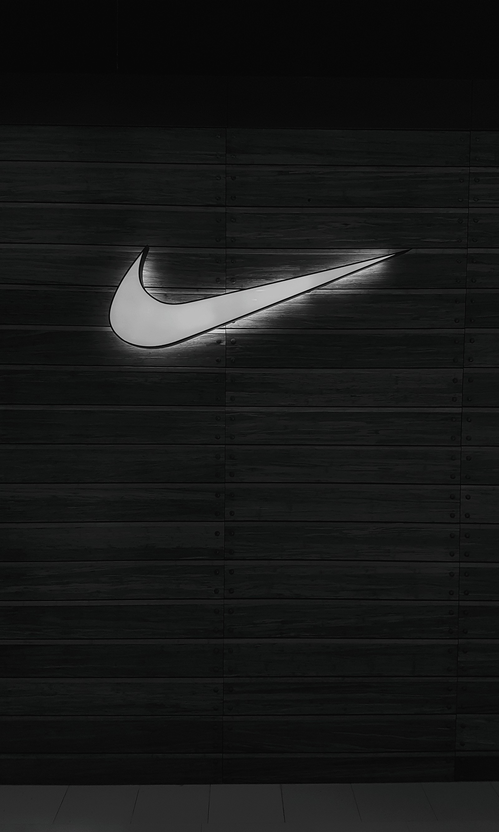 Логотип nike на черной стене с белым фоном. (футбол, nike, реал мадрид, real madrid)