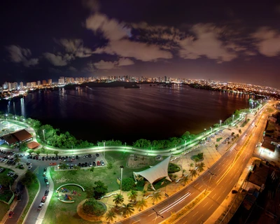 Cielo nocturno de un parque de ciudad brasileña reflejando las luces de la ciudad