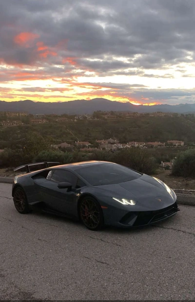 Grauer Lamborghini Huracán gegen einen atemberaubenden Sonnenuntergang