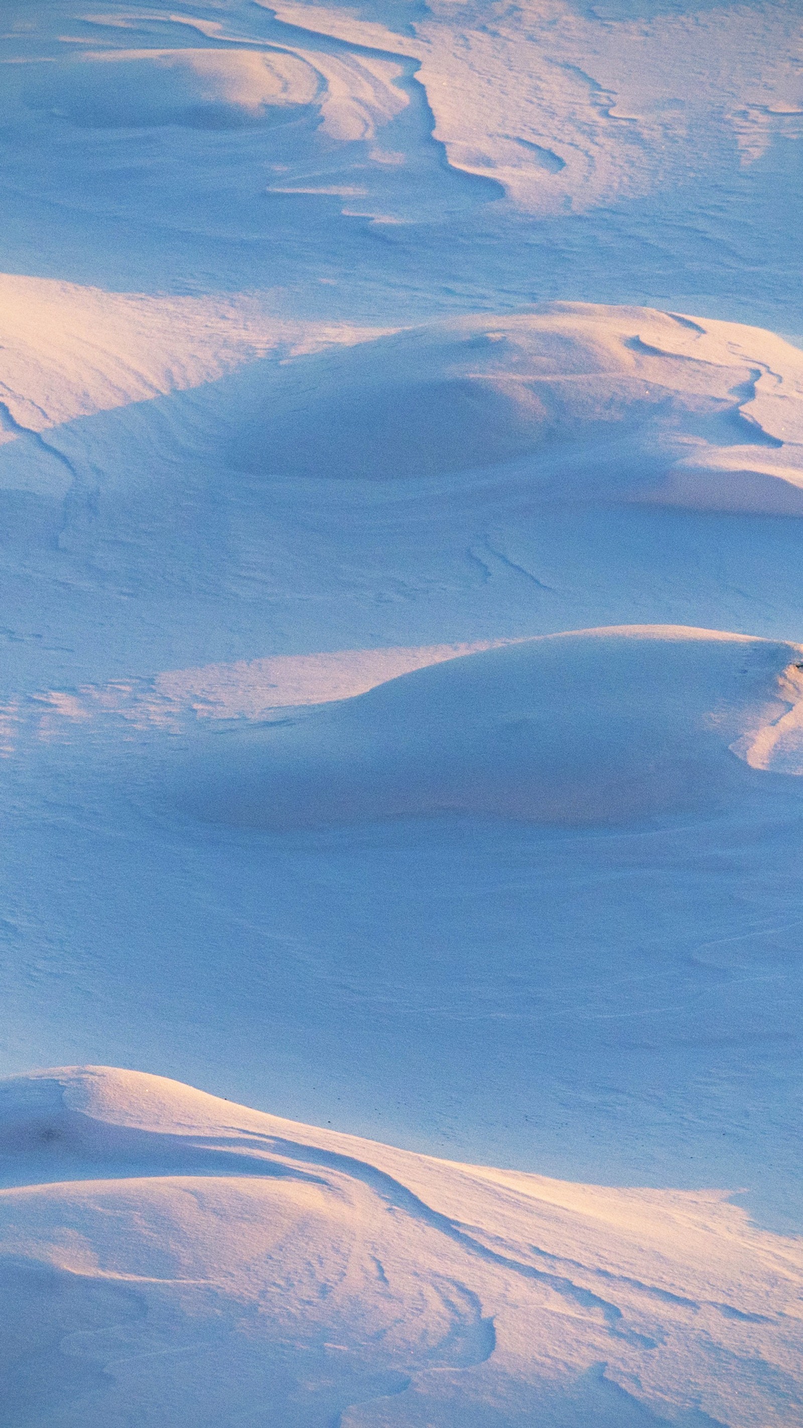 Une personne seule marche dans la neige sur une pente de ski (unsplash, remix, hiver, neige, glace)