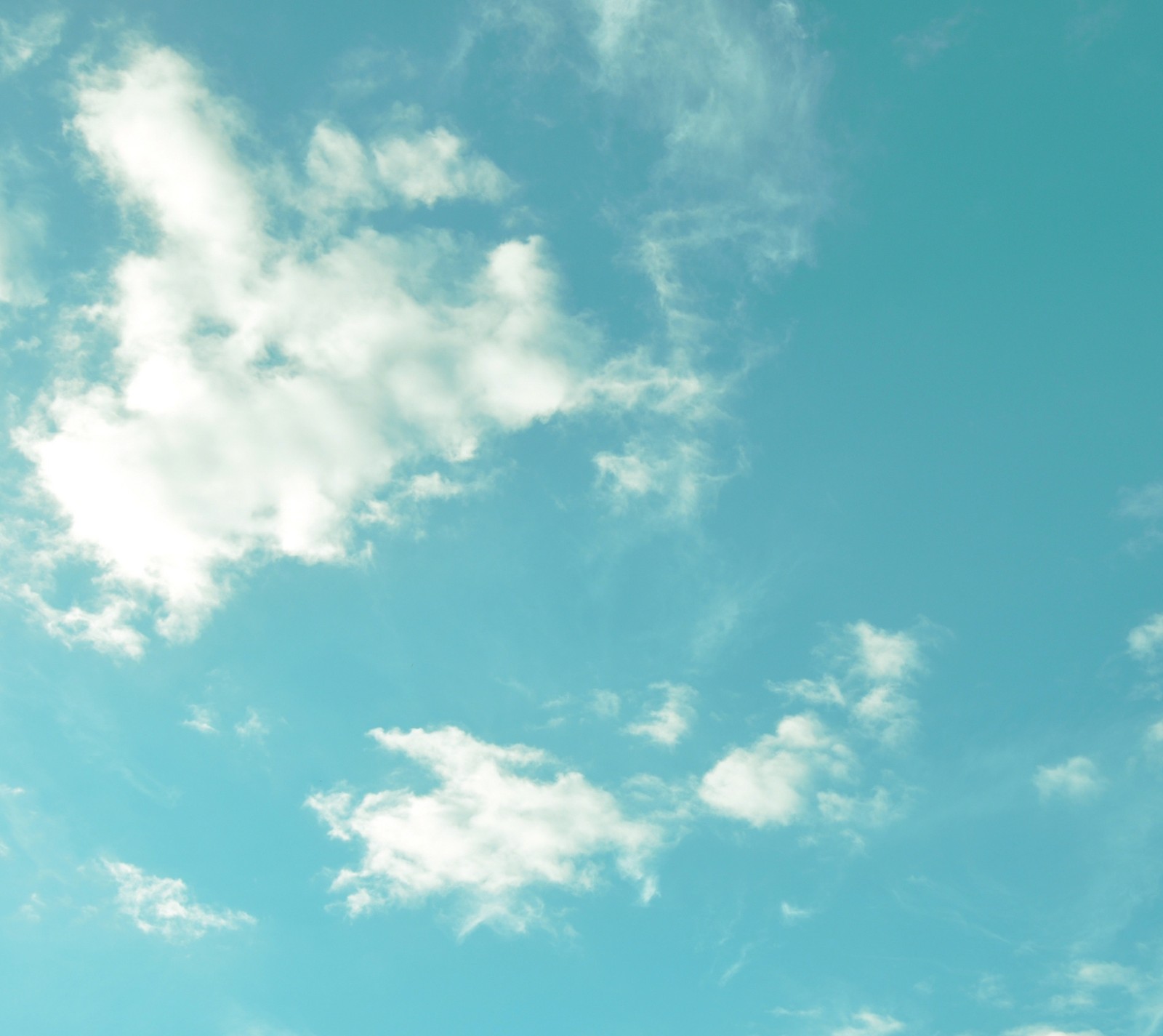 Um avião voando no céu com um céu azul atrás (natureza, retrô, céu)