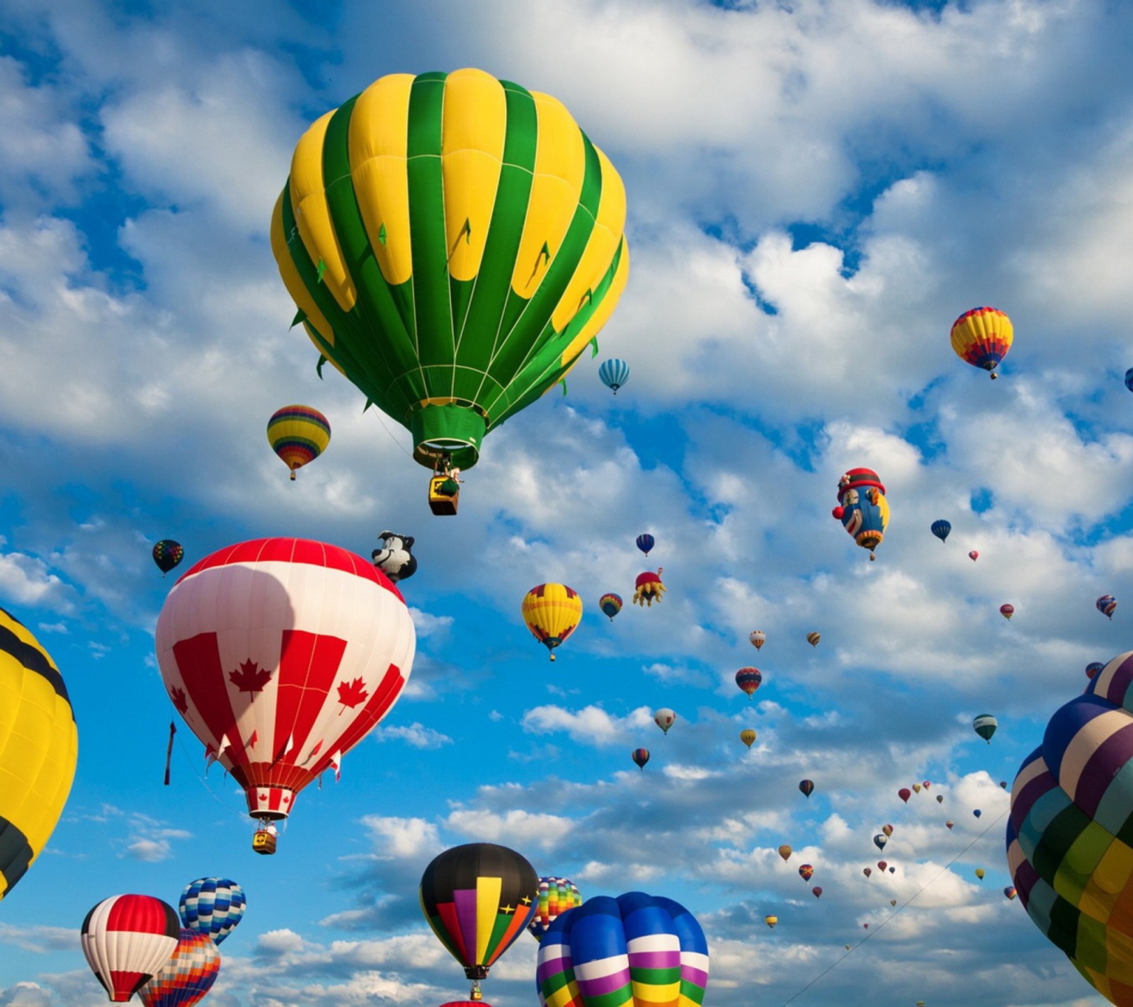 Un avion volant dans le ciel avec de nombreux ballons à air chaud colorés (kirtasr, rarar)