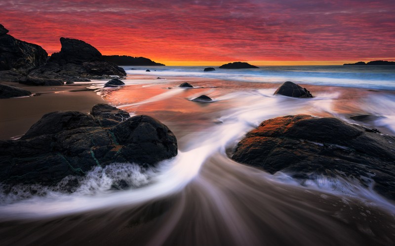 Красивый закат над океаном с камнями и волнами (маршалл бич, marshall beach, сан франциско, закат, оранжевое небо)