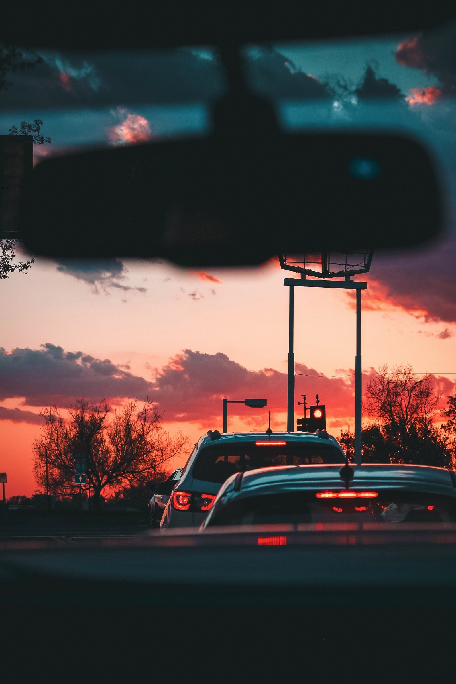 Autos fahren auf einer autobahn bei sonnenuntergang mit rotem himmel (wolke, rot, windschutzscheibe, sonnenuntergang, fahrzeugaußenbereich)