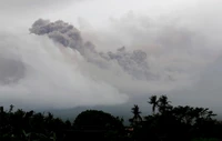 Erupción del volcán Mayon: nubes de ceniza y niebla sobre el paisaje montañoso