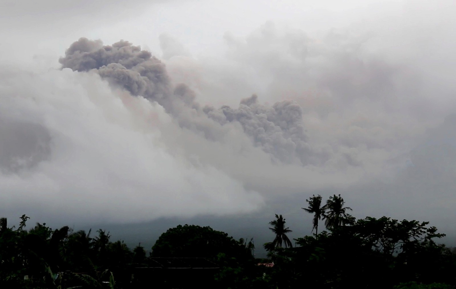 Baixar papel de parede vulcão, lava, cratera vulcânica, nuvem, atmosfera