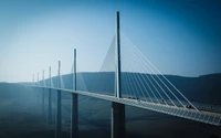 Pont à haubans majestueux s'étendant sur un paysage pittoresque