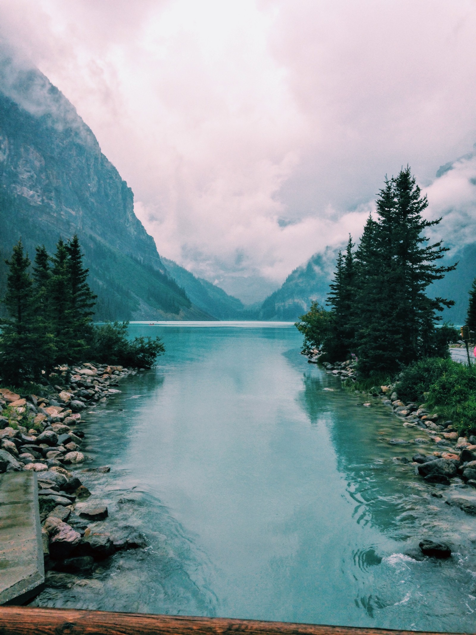 Il y a une rivière qui traverse une vallée avec des montagnes en arrière-plan (lac louise, lake louise, lac, lac glaciaire, nature)