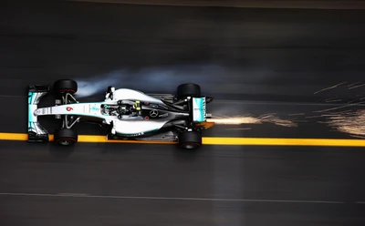 O carro Mercedes AMG Petronas F1 está correndo no Grande Prêmio de Mônaco, deixando faíscas na pista.