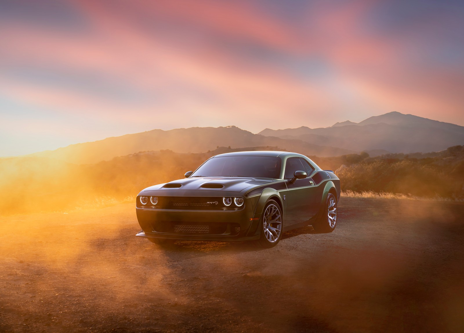 Un coche negro conduciendo por un camino de tierra en el desierto (dodge challenger srt hellcat redeye widebody, 2022, 5k, 8k, coches)