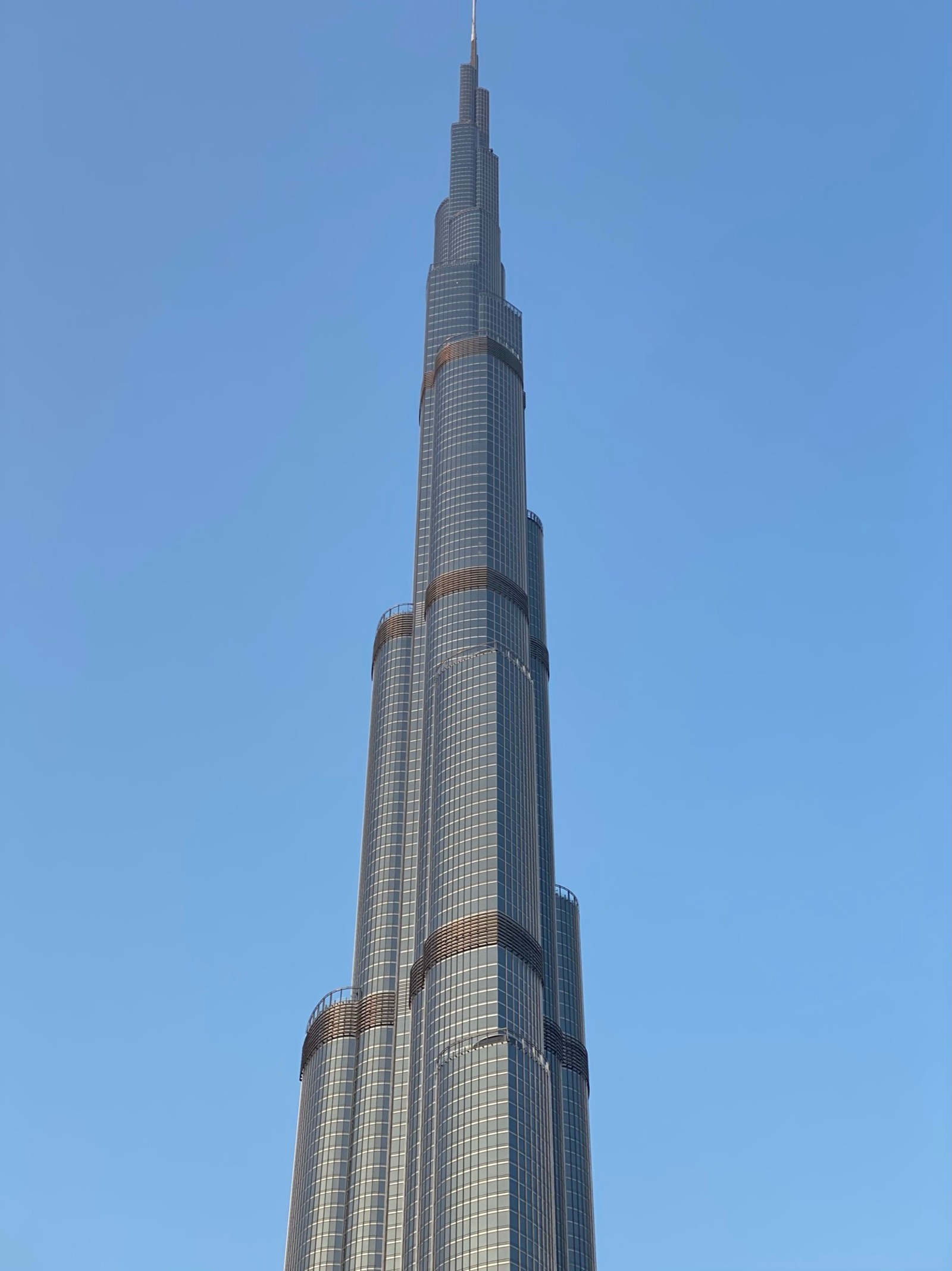 Architektur eines hohen gebäudes mit einer uhr auf der spitze (wolkenkratzer, nationale historische stätte, blau, tageszeit, turm)