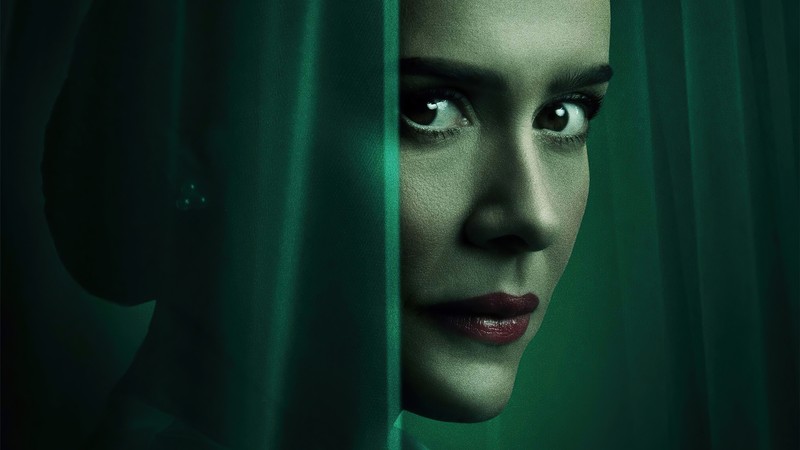 Женщина с лысой головой и зеленым фоном (ратчед, netflix, сериал, sarah paulson)