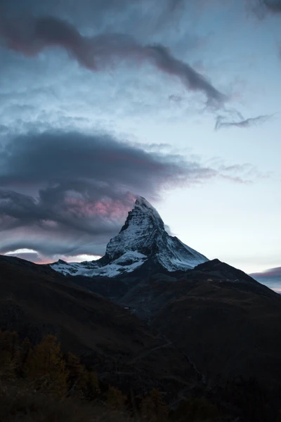 Majestätischer Berggipfel unter Dämmerungswolken