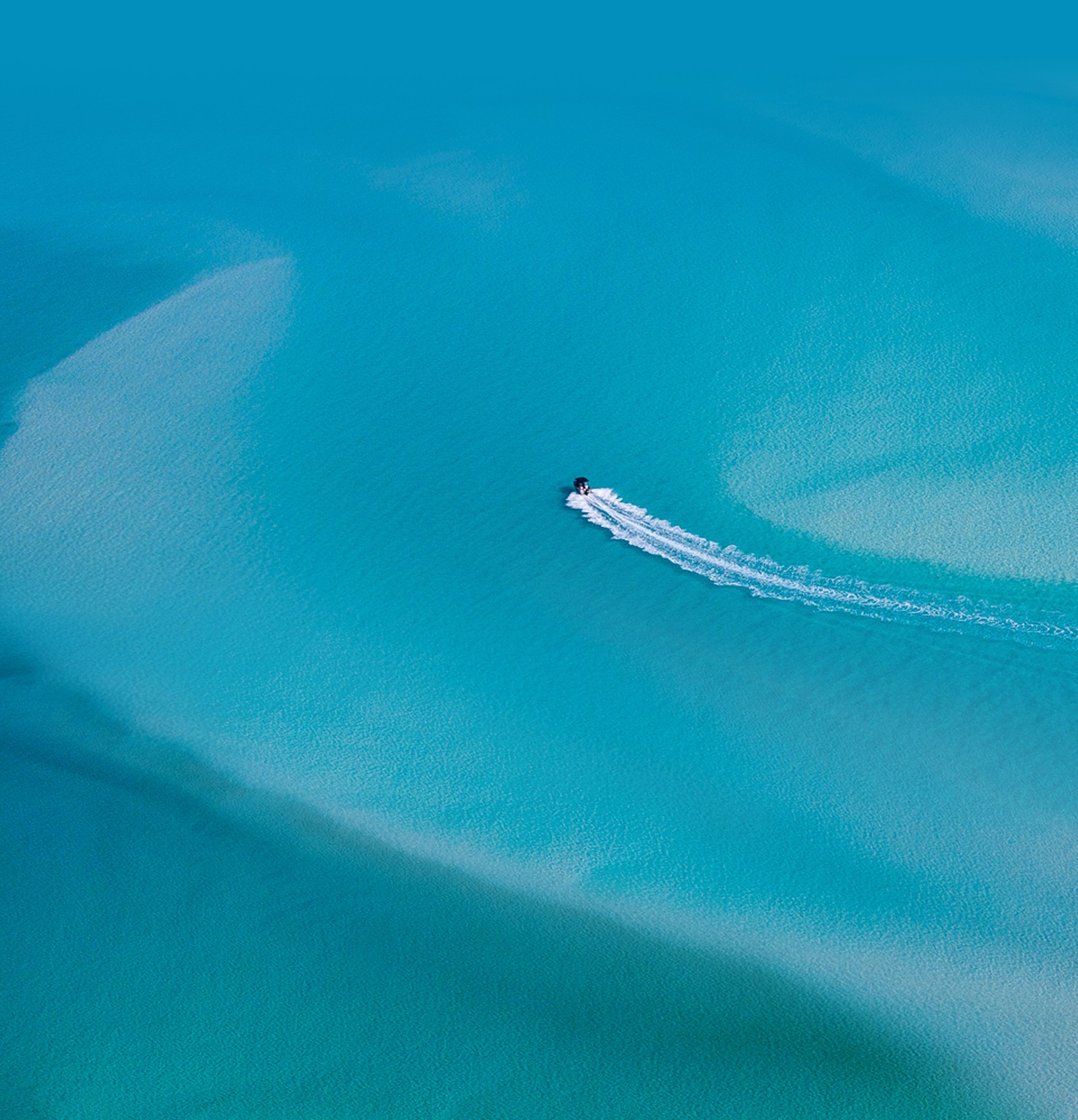 Um barco à vela no meio de um corpo de água (huawei mate 30, huawei mate 20 pro, huawei mate 20, huawei, smartphone)