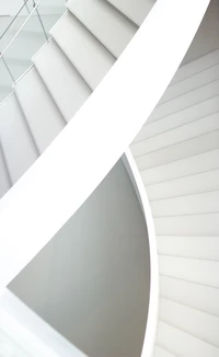 Escada em espiral elegante na arquitetura branca minimalista