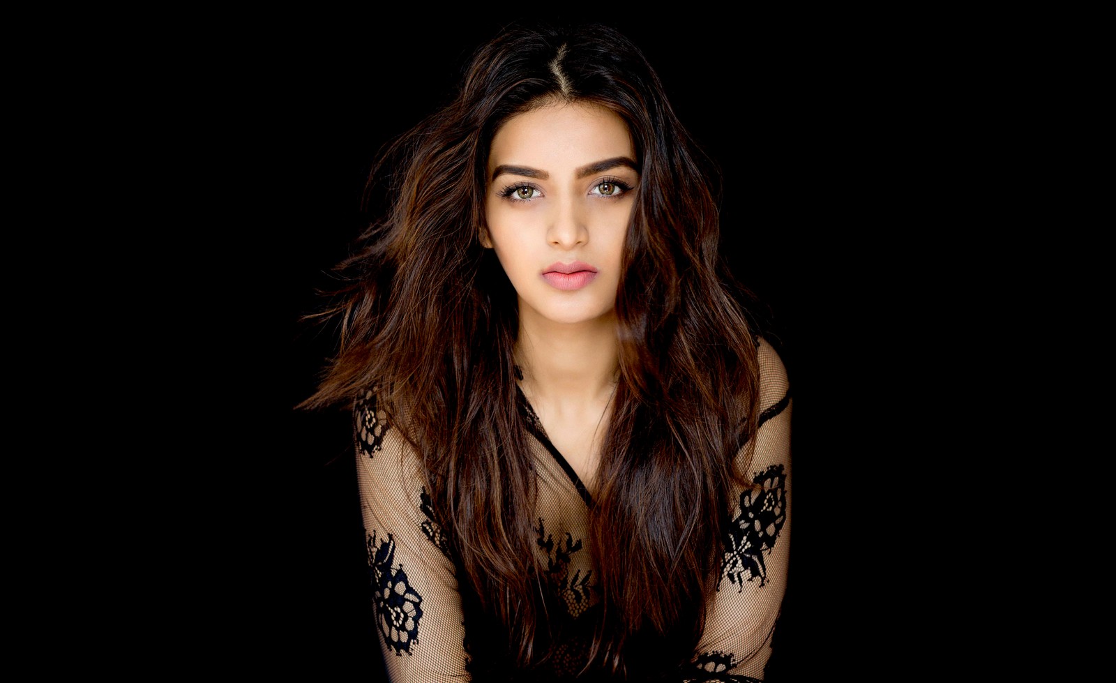 Скачать обои ниддхи агервал, nidhhi agerwal, индийская актриса, телугу актриса, черный фон