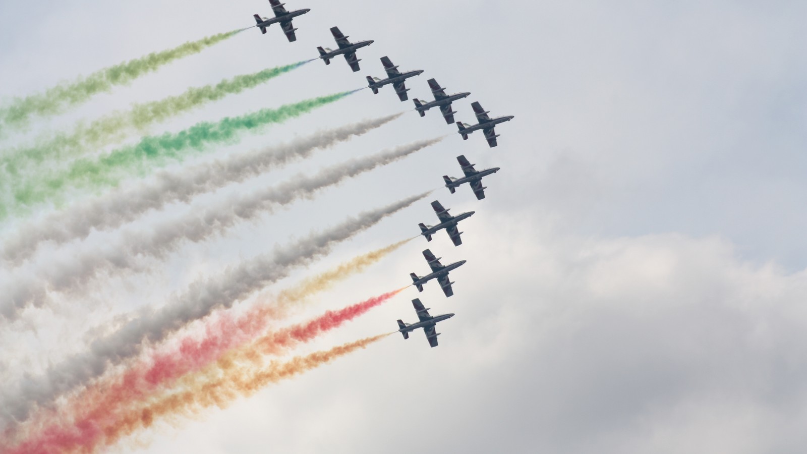 Formação de aviões voando em formação com fumaça colorida (show aéreo, acrobacias, aviação, voo, céu)