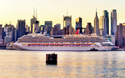 Navire de croisière majestueux amarré contre un horizon au coucher du soleil