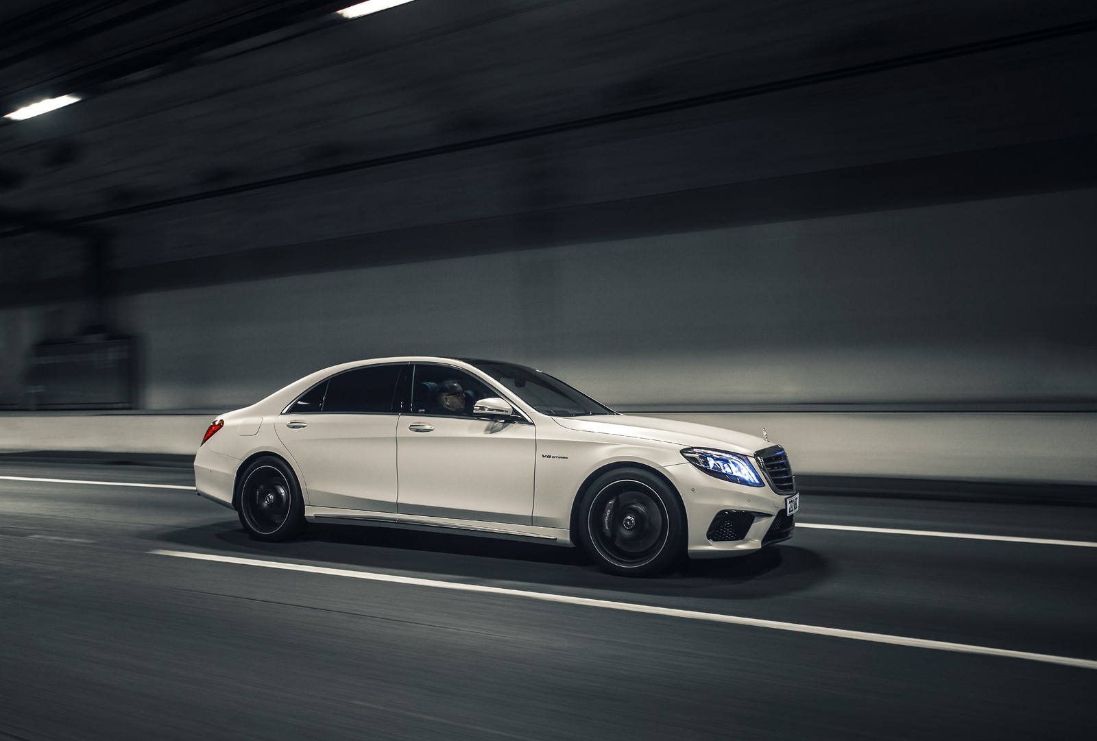 Ein mercedes s-klasse coupé, das nachts auf einer autobahn fährt (auto, alufelge, rad, felge, mercedes s63 amg)