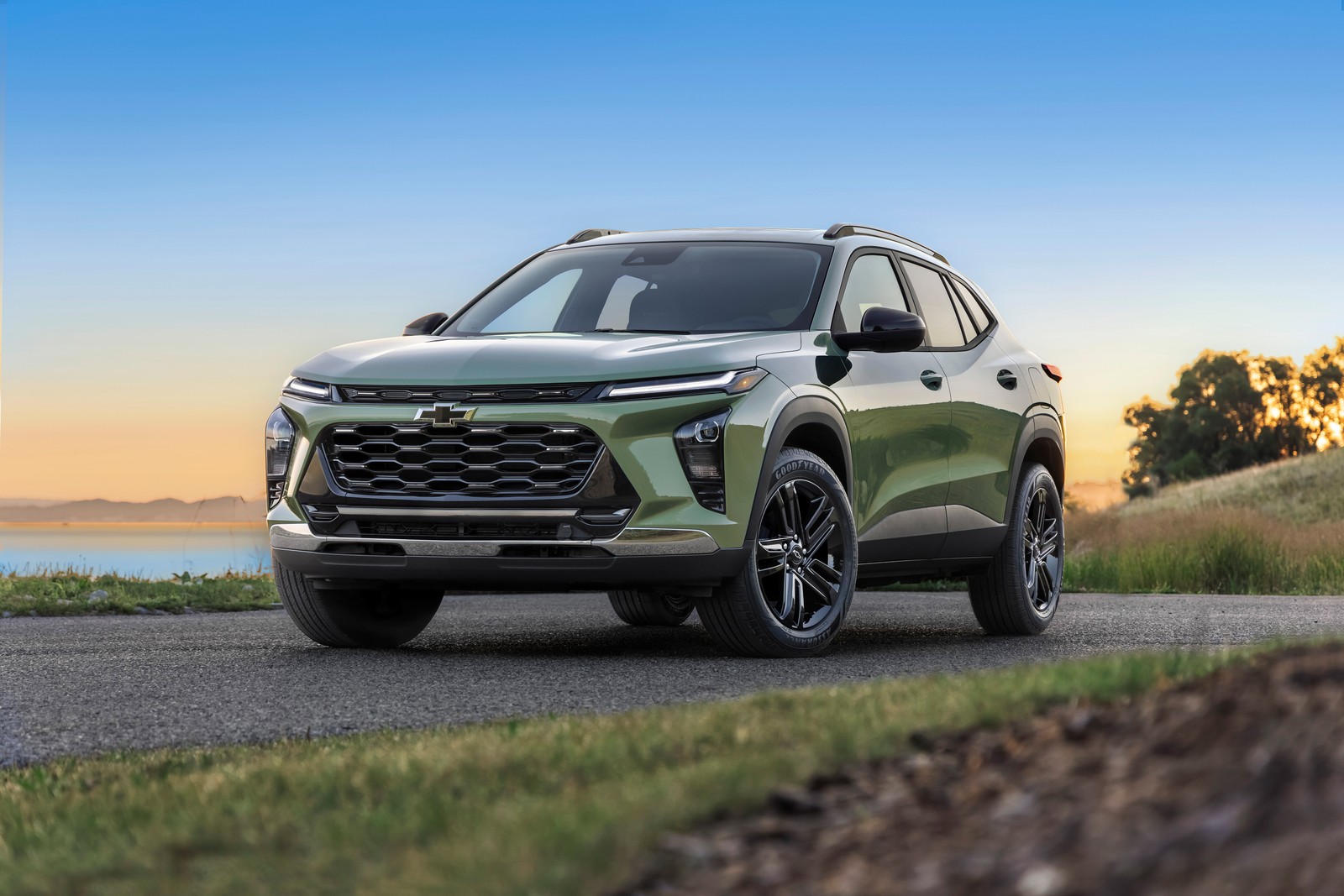 2020 chevrolet blazer показан на дороге у озера (chevrolet trax activ, компактный внедорожник, 2024, 5k, машины)