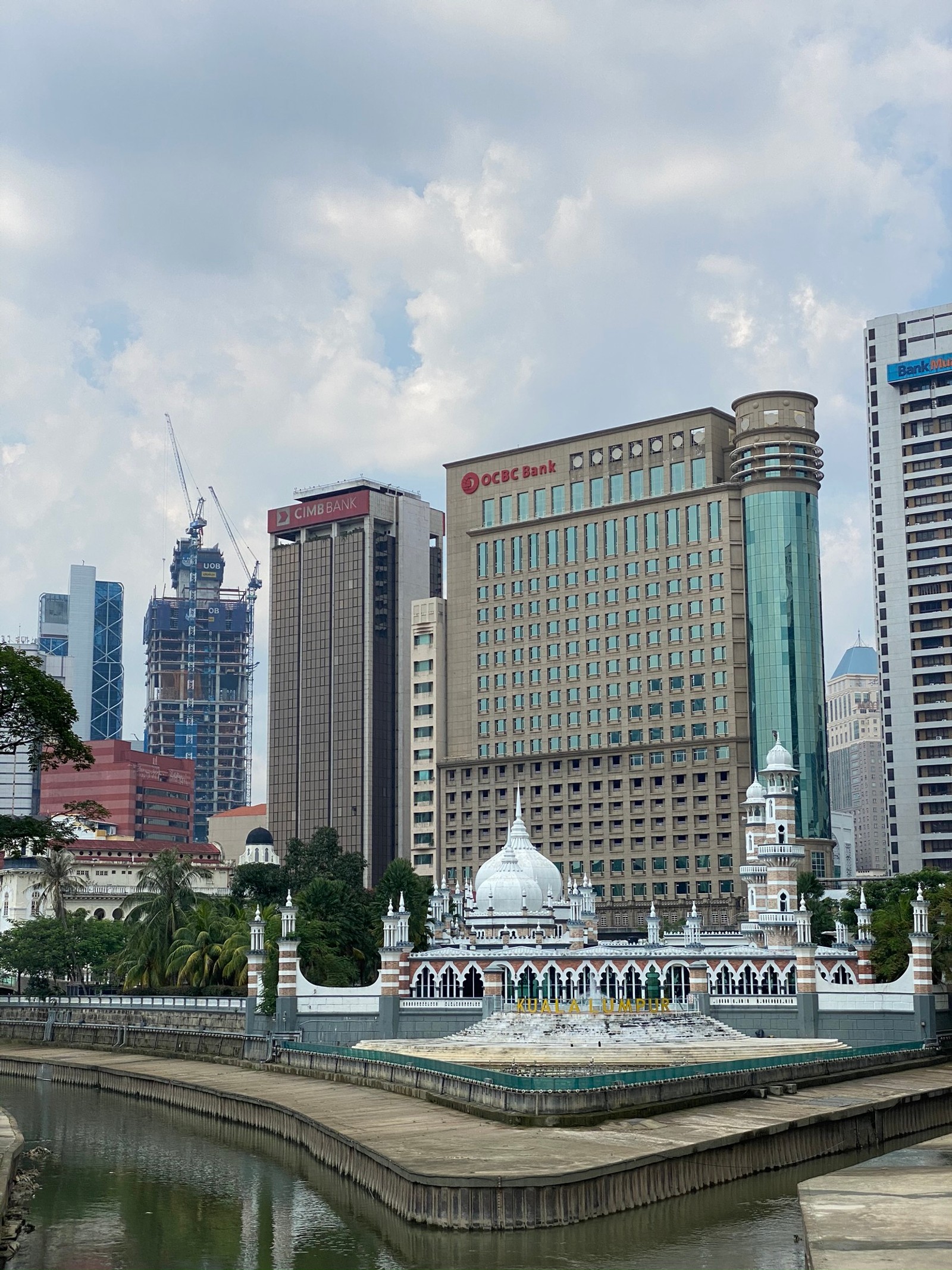 В центре города находится большой фонтан (кuala lumpur, башенный блок, дневное время, облако, город)