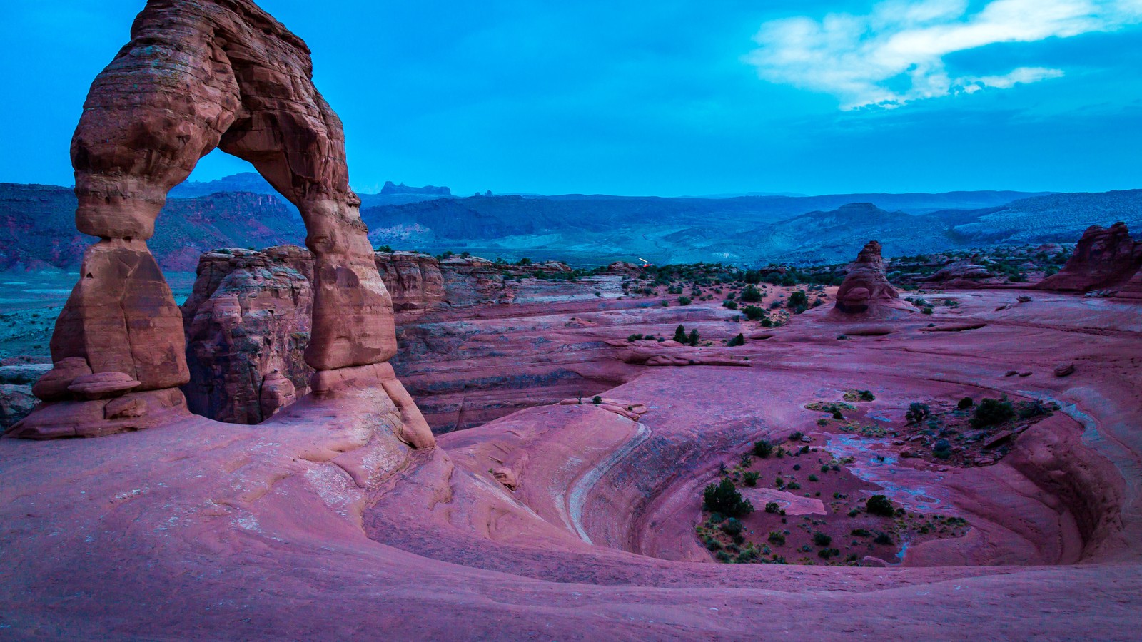 Una vista de una gran formación rocosa con un gran arco en el medio (delicate arch, moab, parque nacional, parque, formación)