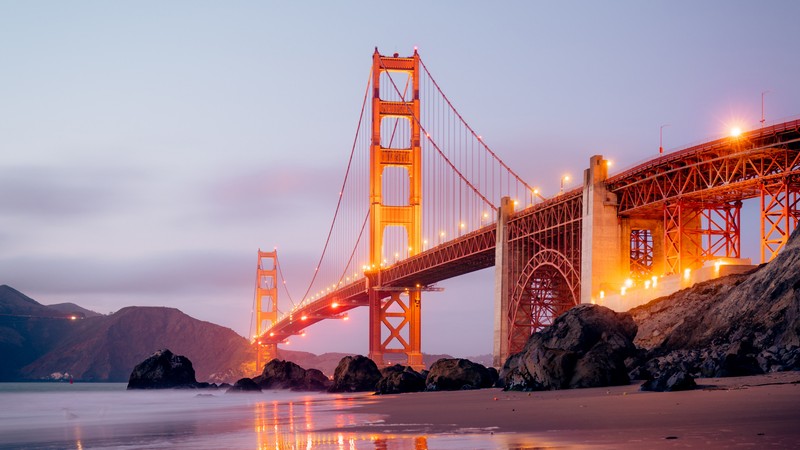 С высоты птичьего полета мост над водоемом на закате (мост золотые ворота, golden gate bridge, мост, огни, сан франциско)