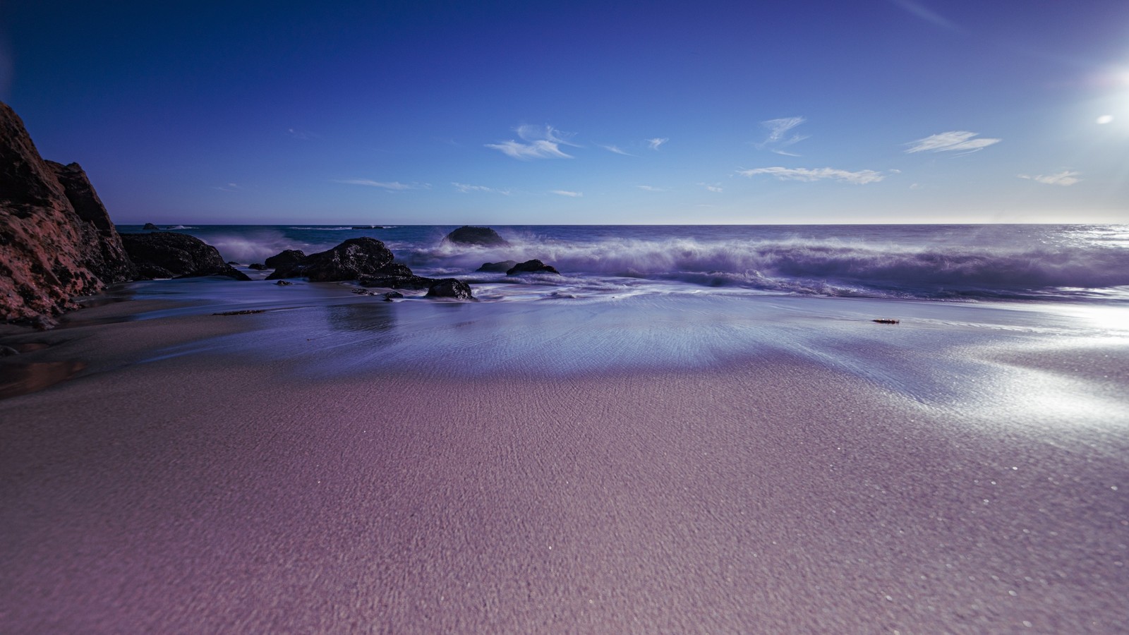 Une vue d'une plage avec une vague qui se brise sur le rivage (californie, california, nuage, eau, atmosphère)