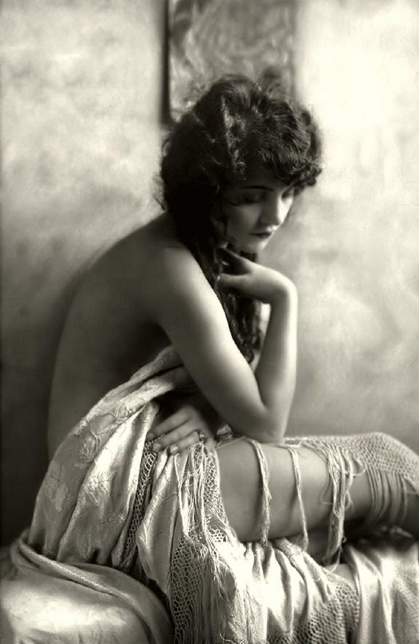 Une femme assise sur un lit avec une serviette sur ses genoux (beauté, monochrome, main, mode monochrome, danse)