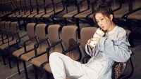 Seulgi se détend dans un auditorium vide