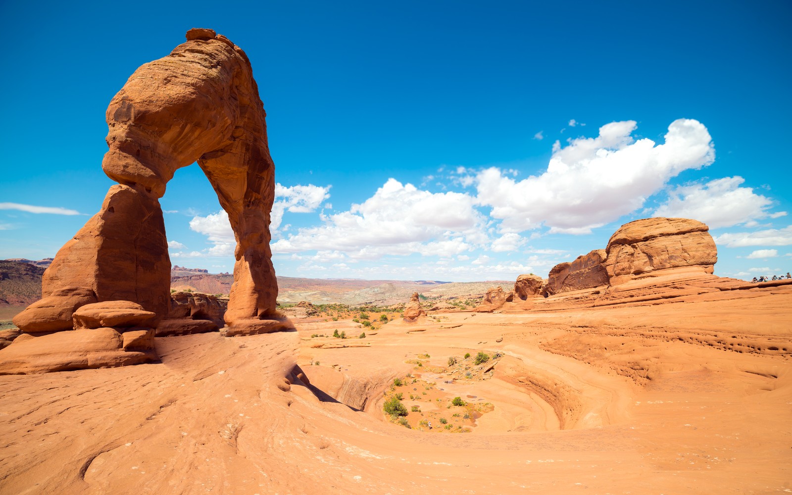 Eine nahaufnahme einer felsformation in der wüste mit einem himmel im hintergrund (delicate arches, arches nationalpark, wahrzeichen, utah, wolken)