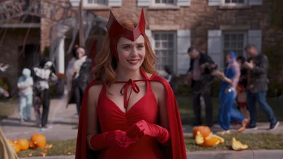 Wanda Maximoff als die Scarlet Witch in einer festlichen Halloween-Umgebung aus WandaVision.