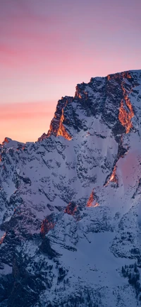 Majestosas Terras Altas Cobertas de Neve ao Pôr do Sol