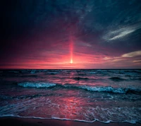 Atardecer sereno en la playa sobre suaves olas