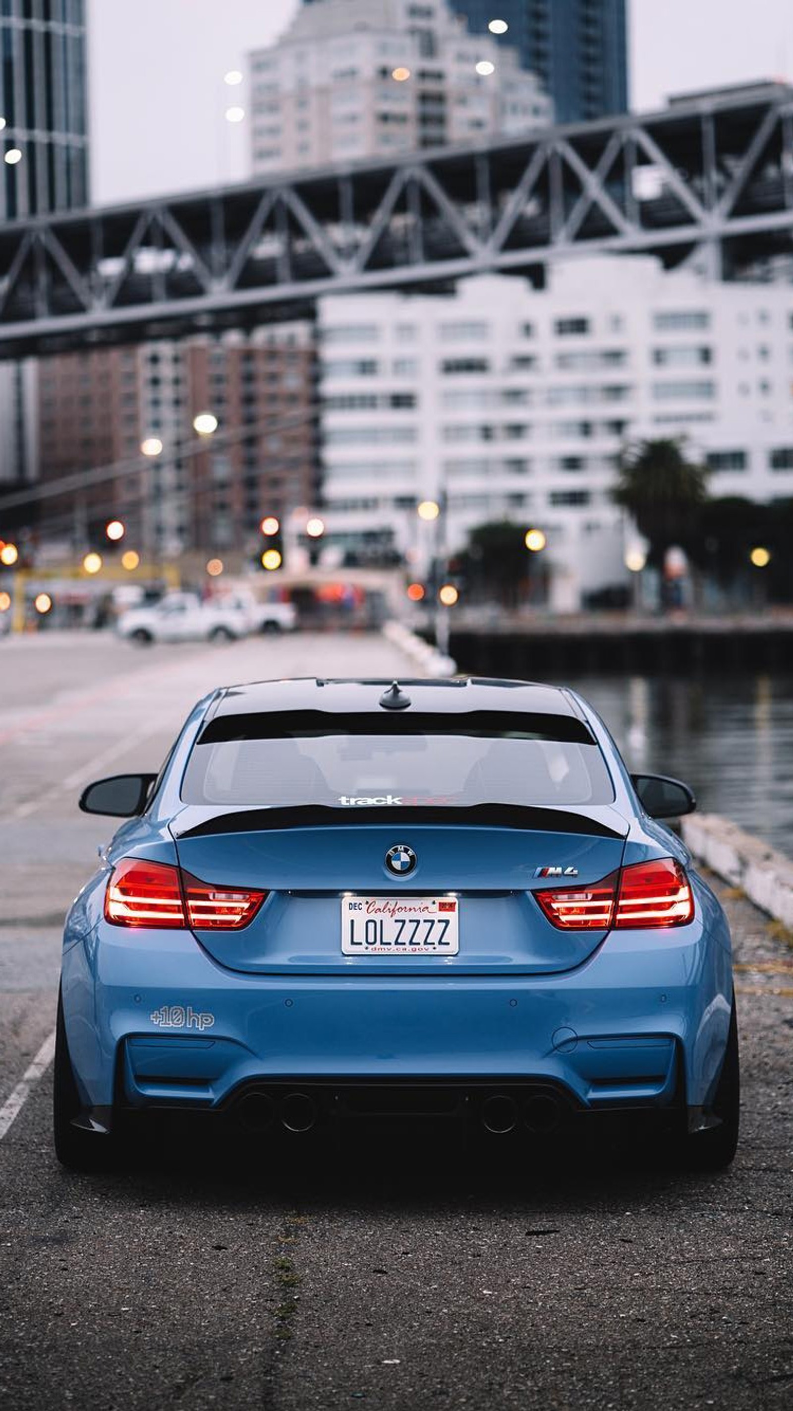 Luftaufnahme eines blauen bmw, der am straßenrand geparkt ist (bmw, auto, coupé, f82, m4)