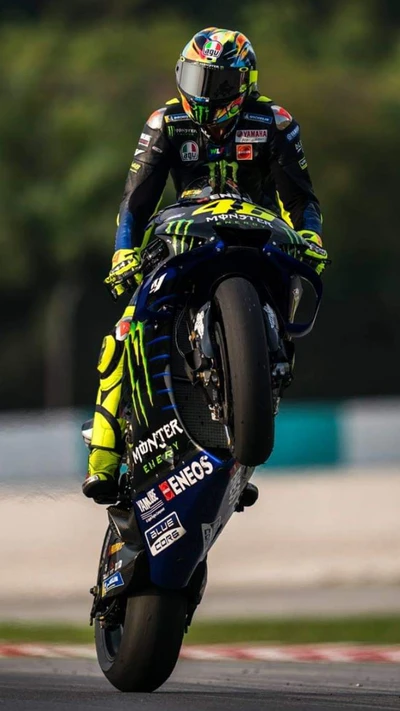 Valentino Rossi effectuant un wheeling sur sa moto MotoGP en 2019