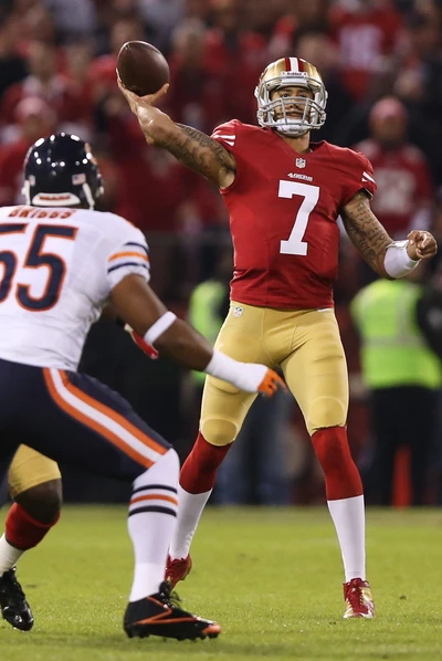 Colin Kaepernick, quarterback dos 49ers, lança sob pressão