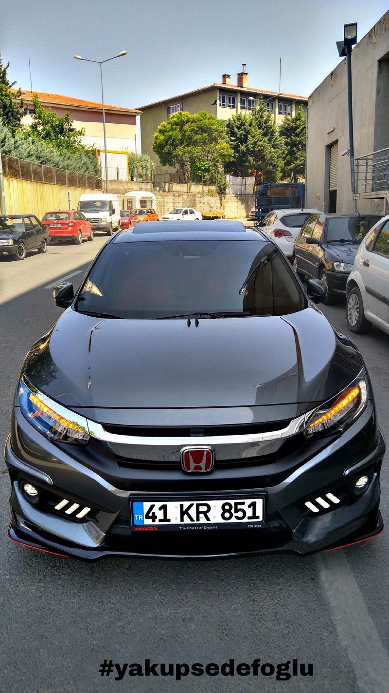 Крупный план машины, припаркованной на улице с номерным знаком (honda, сивик, civic, fc5, фк)