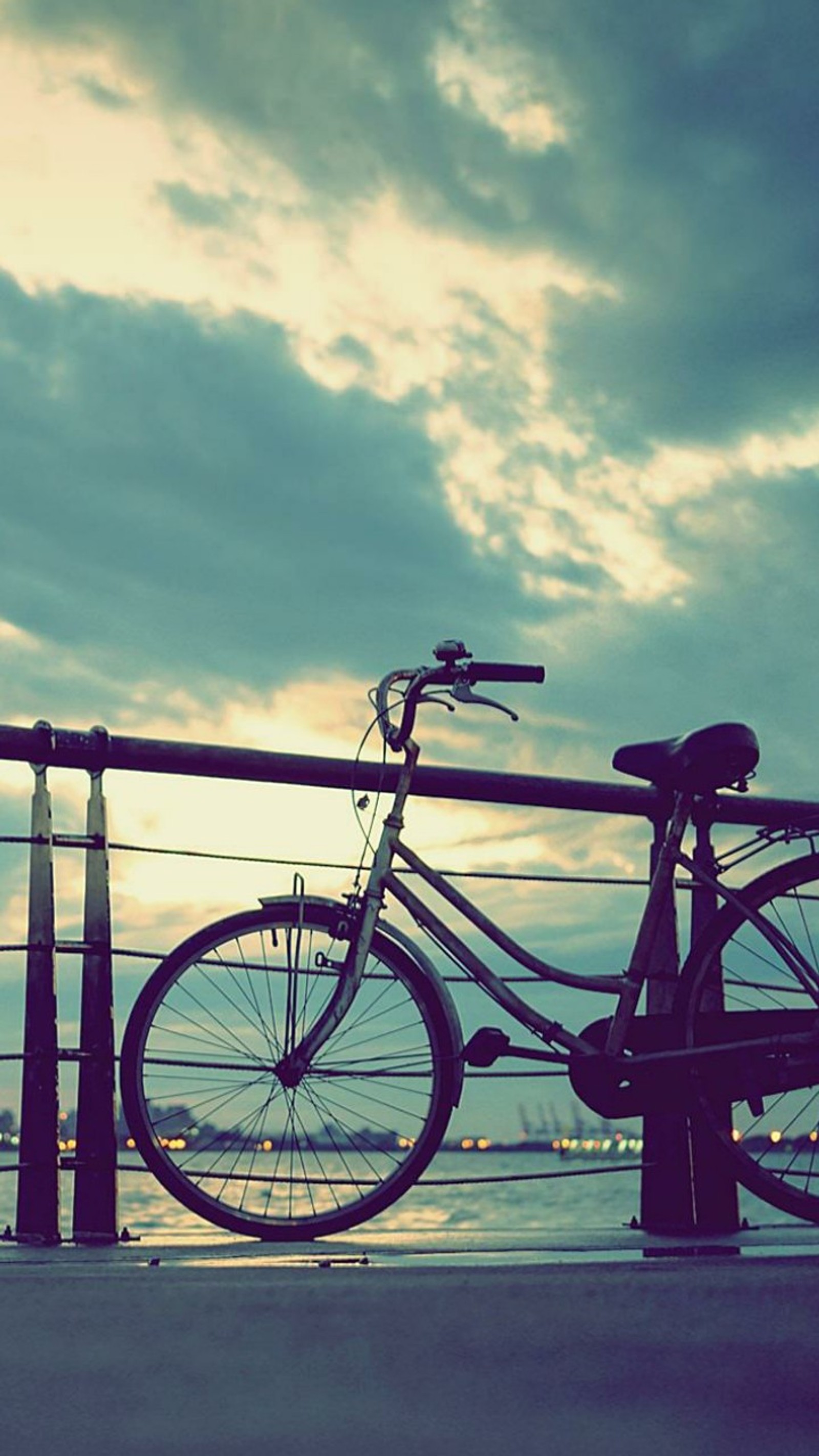 Há uma bicicleta estacionada ao lado da estrada (bicicleta, paisagem, viagem, wow)