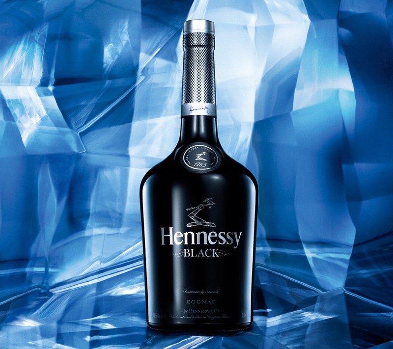 Крупный план бутылки hennessy black на синем фоне (бутылка, коньяк, напиток)