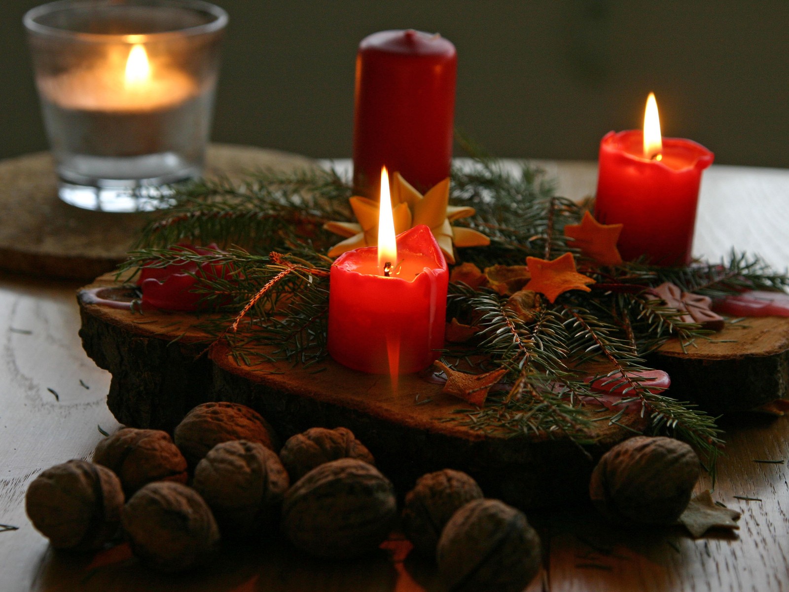 Lade weihnachten, rote kerzen Hintergrund herunter