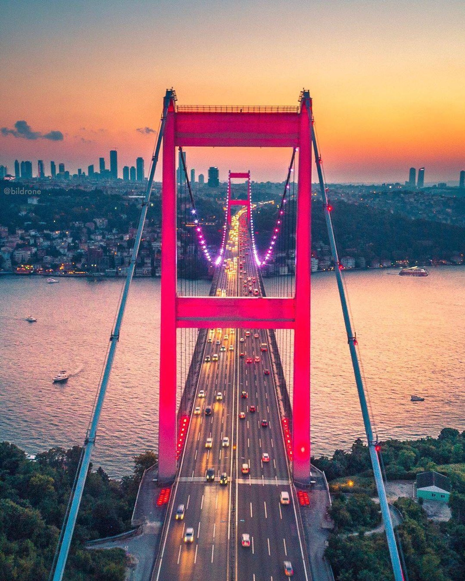 Une vue d'un pont avec des voitures passant dessus au coucher du soleil (istanbul, kopru, manzara)