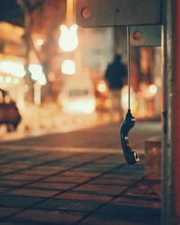 Téléphone solitaire dans une ville au crépuscule