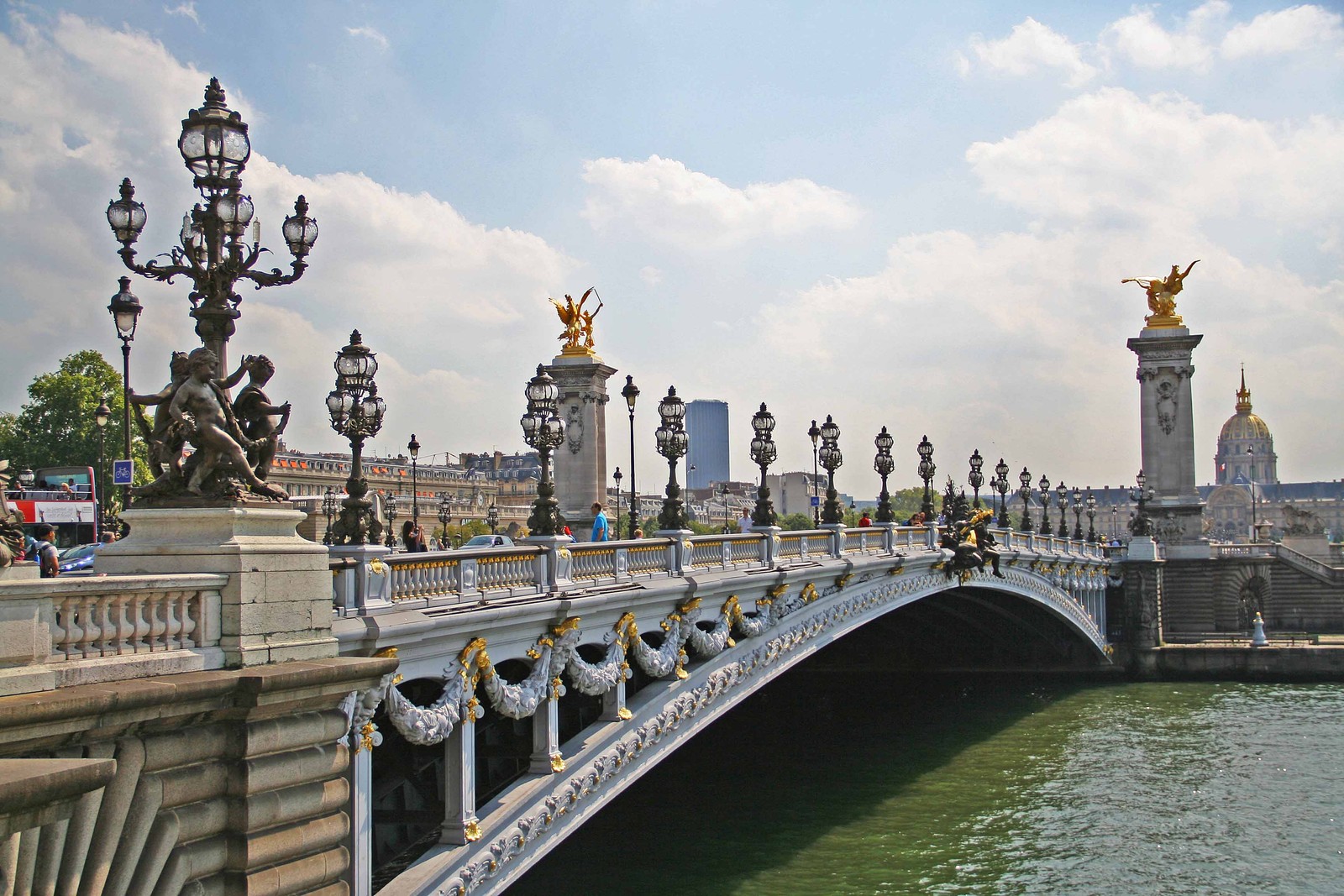 Puente aéreo con estatuas y lámparas sobre un río (puente alejandro iii, puente, hito, ciudad, turismo)