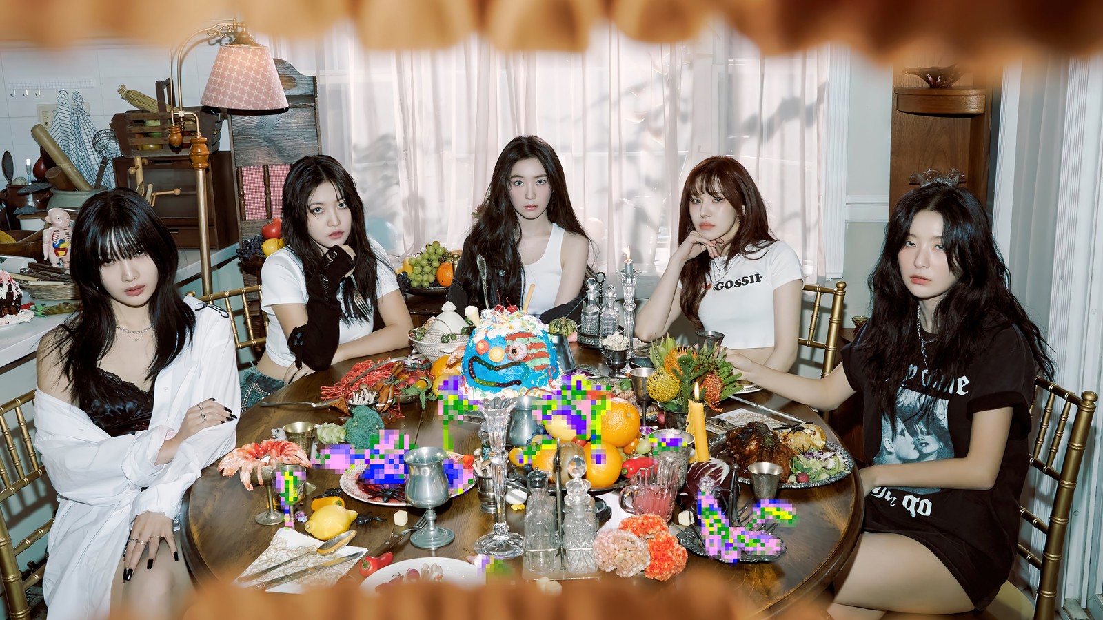 Araber sitzen an einem tisch mit einem kuchen und blumen (red velvet, kpop, 레드벨벳, geburtstag, koreanisch)