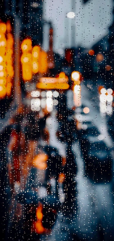 Gouttes de pluie sur une fenêtre reflétant les lumières de la ville